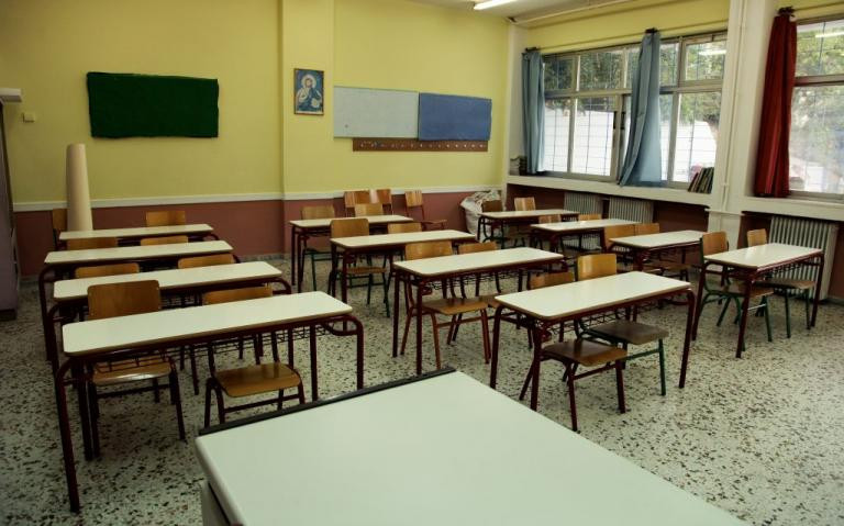 Δάσκαλος εκτός ελέγχου στην Αλεξανδρούπολη! Κλείδωσε τα παιδιά στην αίθουσα και τους πετούσε βιβλία!